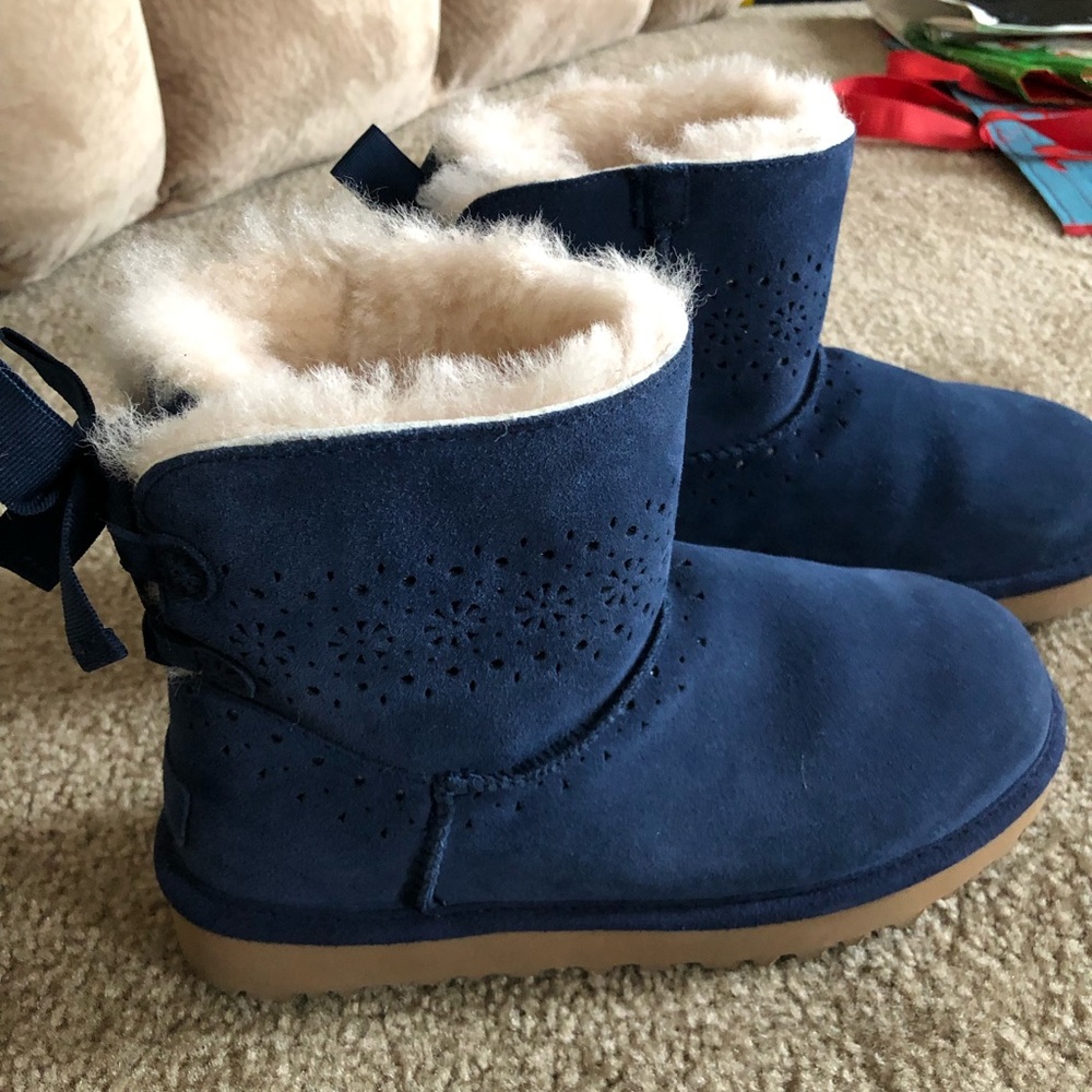 Size 8 Bailey Bows perforated Navy Uggs